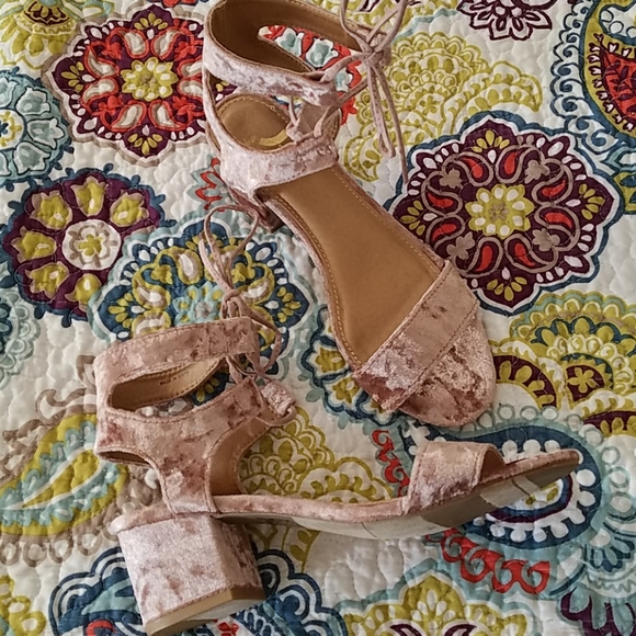 *NEW* Velvet sandals - Picture 2 of 8